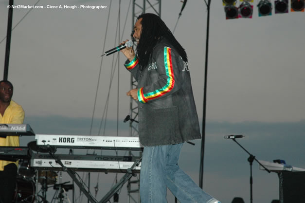 Peter Lloyd - Air Jamaica Jazz & Blues Festival 2007 - The Art of Music -  Thursday, January 25th - 10th Anniversary - Air Jamaica Jazz & Blues Festival 2007 - The Art of Music - Tuesday, January 23 - Saturday, January 27, 2007, The Aqueduct on Rose Hall, Montego Bay, Jamaica - Negril Travel Guide, Negril Jamaica WI - http://www.negriltravelguide.com - info@negriltravelguide.com...!