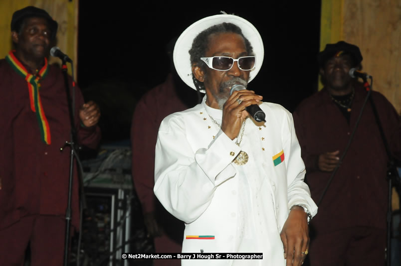 Bunny Wailer & King Yellowman at Bourbon Beach - Monday, February 25, 2008 - Bourbin Beach Restaurant, Bar, Oceanfront Accommodatioins, Live Reggae Music & Disco, Norman Manley Boulevard, Negril, Westmoreland, Jamaica W.I. - Photographs by Net2Market.com - Barry J. Hough Sr, Photographer - Negril Travel Guide, Negril Jamaica WI - http://www.negriltravelguide.com - info@negriltravelguide.com...!