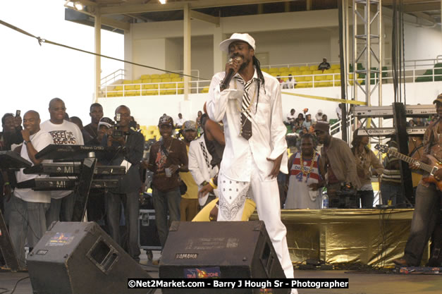 Beenie Man - Cure Fest 2007 - Longing For Concert at Trelawny Multi Purpose Stadium, Trelawny, Jamaica - Sunday, October 14, 2007 - Cure Fest 2007 October 12th-14th, 2007 Presented by Danger Promotions, Iyah Cure Promotions, and Brass Gate Promotions - Alison Young, Publicist - Photographs by Net2Market.com - Barry J. Hough Sr, Photographer - Negril Travel Guide, Negril Jamaica WI - http://www.negriltravelguide.com - info@negriltravelguide.com...!