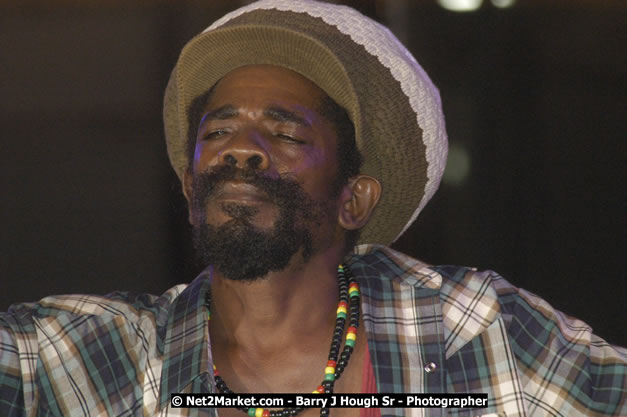 Cocoa Tea - Cure Fest 2007 - Longing For Concert at Trelawny Multi Purpose Stadium, Trelawny, Jamaica - Sunday, October 14, 2007 - Cure Fest 2007 October 12th-14th, 2007 Presented by Danger Promotions, Iyah Cure Promotions, and Brass Gate Promotions - Alison Young, Publicist - Photographs by Net2Market.com - Barry J. Hough Sr, Photographer - Negril Travel Guide, Negril Jamaica WI - http://www.negriltravelguide.com - info@negriltravelguide.com...!