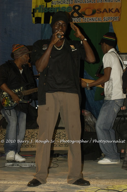 Etana - Live In Concert - One Love Reggae Concert Series 09/10 @ Negril Escape Resort and Spa, December 22, 2009, One Love Drive, West End, Negril, Westmoreland, Jamaica W.I. - Photographs by Net2Market.com - Barry J. Hough Sr, Photographer/Photojournalist - Negril Travel Guide, Negril Jamaica WI - http://www.negriltravelguide.com - info@negriltravelguide.com...!