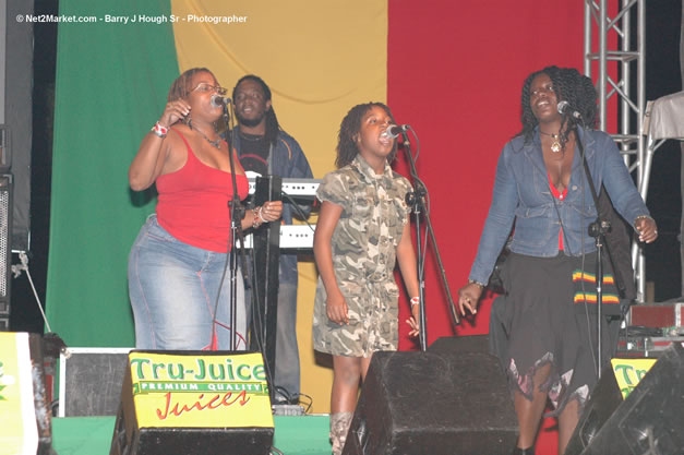 Queen Ifrica @ Tru-Juice Rebel Salute 2007 - Saturday, January 13, 2007, Port Kaiser Sports Club, St. Elizabeth - Negril Travel Guide, Negril Jamaica WI - http://www.negriltravelguide.com - info@negriltravelguide.com...!