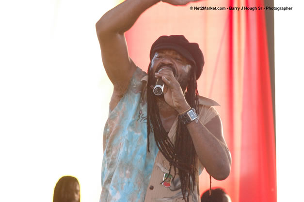 Tony Rebel Closing Tru-Juice Rebel Salute 2007 - Saturday, January 13, 2007, Port Kaiser Sports Club, St. Elizabeth - Negril Travel Guide, Negril Jamaica WI - http://www.negriltravelguide.com - info@negriltravelguide.com...!