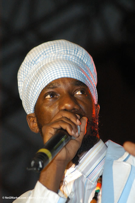 Sizzla - Red Stripe Reggae Sumfest 2005 - Dancehall Night - July 21th, 2005 - Negril Travel Guide, Negril Jamaica WI - http://www.negriltravelguide.com - info@negriltravelguide.com...!