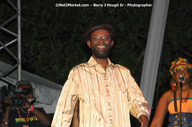 Beres Hammond - Red Stripe Reggae Sumfest 2007 - Zenith - Saturday, July 21, 2007 - Catherine Hall, Montego Bay, St James, Jamaica W.I. - Negril Travel Guide, Negril Jamaica WI - http://www.negriltravelguide.com - info@negriltravelguide.com...!