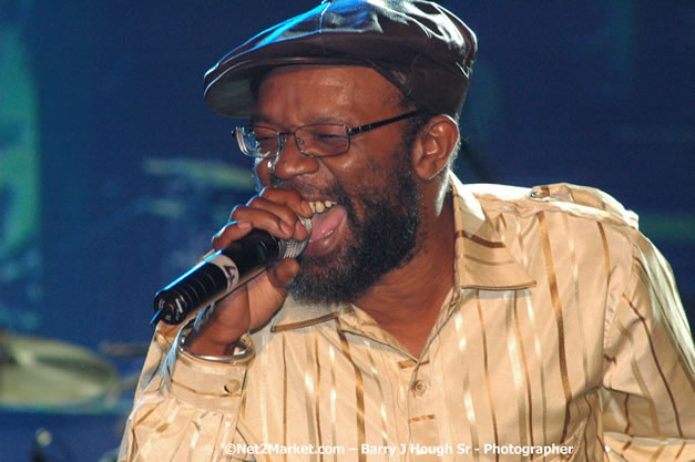 Beres Hammond - Red Stripe Reggae Sumfest 2007 - Zenith - Saturday, July 21, 2007 - Catherine Hall, Montego Bay, St James, Jamaica W.I. - Negril Travel Guide, Negril Jamaica WI - http://www.negriltravelguide.com - info@negriltravelguide.com...!