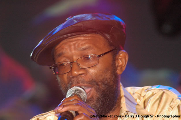 Beres Hammond - Red Stripe Reggae Sumfest 2007 - Zenith - Saturday, July 21, 2007 - Catherine Hall, Montego Bay, St James, Jamaica W.I. - Negril Travel Guide, Negril Jamaica WI - http://www.negriltravelguide.com - info@negriltravelguide.com...!