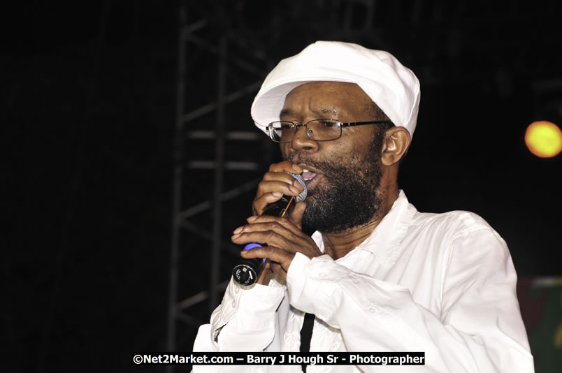 Beres Hammond @ Red Stripe Reggae Sumfest 2008 International Night 2, Catherine Hall, Montego Bay - Saturday, July 19, 2008 - Reggae Sumfest 2008 July 13 - July 19, 2008 - Photographs by Net2Market.com - Barry J. Hough Sr. Photojournalist/Photograper - Photographs taken with a Nikon D300 - Negril Travel Guide, Negril Jamaica WI - http://www.negriltravelguide.com - info@negriltravelguide.com...!