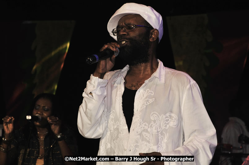 Beres Hammond @ Red Stripe Reggae Sumfest 2008 International Night 2, Catherine Hall, Montego Bay - Saturday, July 19, 2008 - Reggae Sumfest 2008 July 13 - July 19, 2008 - Photographs by Net2Market.com - Barry J. Hough Sr. Photojournalist/Photograper - Photographs taken with a Nikon D300 - Negril Travel Guide, Negril Jamaica WI - http://www.negriltravelguide.com - info@negriltravelguide.com...!