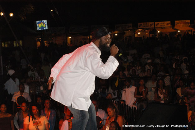 Beres Hammond - Red Stripe Reggae Sumfest 2006 - The Summit - Jamaica's Greatest, The World's Best - Saturday, July 22, 2006 - Montego Bay, Jamaica - Negril Travel Guide, Negril Jamaica WI - http://www.negriltravelguide.com - info@negriltravelguide.com...!