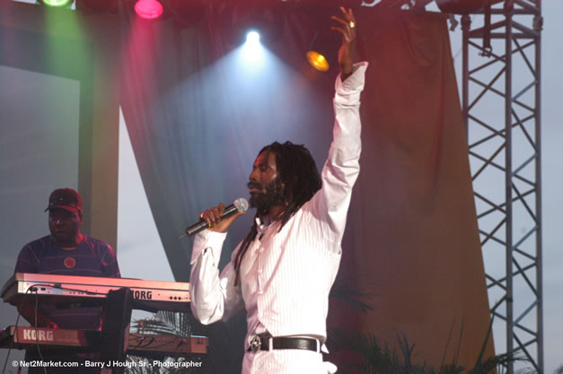 Buju Banton - Red Stripe Reggae Sumfest 2006 - The Summit - Jamaica's Greatest, The World's Best - Saturday, July 22, 2006 - Montego Bay, Jamaica - Negril Travel Guide, Negril Jamaica WI - http://www.negriltravelguide.com - info@negriltravelguide.com...!