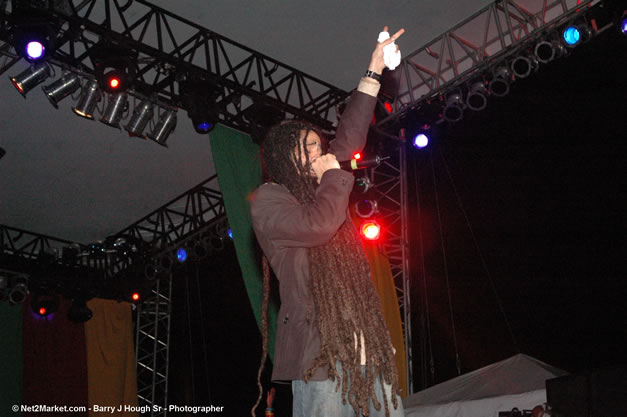 Damian Marley - Red Stripe Reggae Sumfest 2006 - The Summit - Jamaica's Greatest, The World's Best - Saturday, July 22, 2006 - Montego Bay, Jamaica - Negril Travel Guide, Negril Jamaica WI - http://www.negriltravelguide.com - info@negriltravelguide.com...!