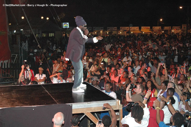 Sizzla - Ignition - The Internation Fire Blazes - Friday, July 21, 2006 - Montego Bay, Jamaica - Negril Travel Guide, Negril Jamaica WI - http://www.negriltravelguide.com - info@negriltravelguide.com...!