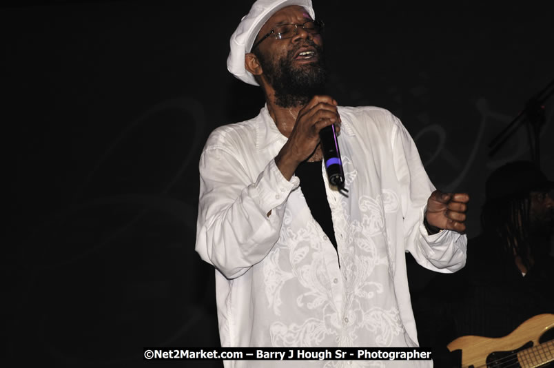 Beres Hammond @ Reggae Sumfest 2008 International Night 2, Catherine Hall, Montego Bay - Saturday, July 19, 2008 - Reggae Sumfest 2008 July 13 - July 19, 2008 - Photographs by Net2Market.com - Barry J. Hough Sr. Photojournalist/Photograper - Photographs taken with a Nikon D300 - Negril Travel Guide, Negril Jamaica WI - http://www.negriltravelguide.com - info@negriltravelguide.com...!