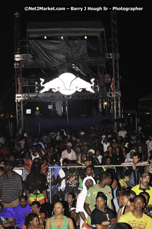 T - Pain @ Reggae Sumfest 2008 International Night 2, Catherine Hall, Montego Bay - Saturday, July 19, 2008 - Reggae Sumfest 2008 July 13 - July 19, 2008 - Photographs by Net2Market.com - Barry J. Hough Sr. Photojournalist/Photograper - Photographs taken with a Nikon D300 - Negril Travel Guide, Negril Jamaica WI - http://www.negriltravelguide.com - info@negriltravelguide.com...!