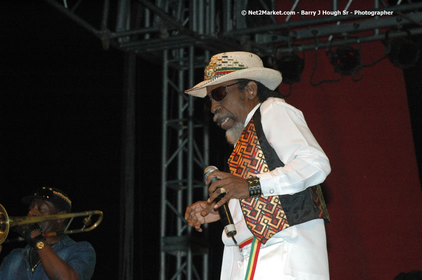 Bunny Wailer - Smile Jamaica, Nine Miles, St Anns, Jamaica - Saturday, February 10, 2007 - The Smile Jamaica Concert, a symbolic homecoming in Bob Marley's birthplace of Nine Miles - Negril Travel Guide, Negril Jamaica WI - http://www.negriltravelguide.com - info@negriltravelguide.com...!