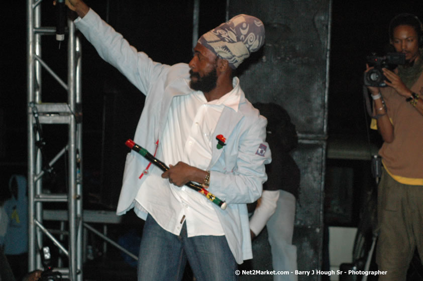 Lutan Fyah - Smile Jamaica, Nine Miles, St Anns, Jamaica - Saturday, February 10, 2007 - The Smile Jamaica Concert, a symbolic homecoming in Bob Marley's birthplace of Nine Miles - Negril Travel Guide, Negril Jamaica WI - http://www.negriltravelguide.com - info@negriltravelguide.com...!