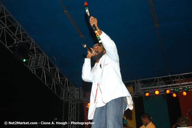 Lutan Fyah - Smile Jamaica, Nine Miles, St Anns, Jamaica - Saturday, February 10, 2007 - The Smile Jamaica Concert, a symbolic homecoming in Bob Marley's birthplace of Nine Miles - Negril Travel Guide, Negril Jamaica WI - http://www.negriltravelguide.com - info@negriltravelguide.com...!