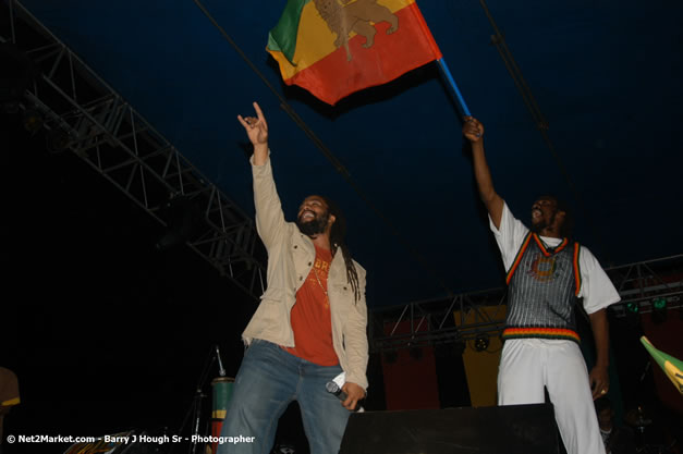 The Marley Brother's - Damian, Stephen, Julian, and Kimani - Smile Jamaica, Nine Miles, St Anns, Jamaica - Saturday, February 10, 2007 - The Smile Jamaica Concert, a symbolic homecoming in Bob Marley's birthplace of Nine Miles - Negril Travel Guide, Negril Jamaica WI - http://www.negriltravelguide.com - info@negriltravelguide.com...!