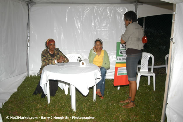 Venue and Audience - Smile Jamaica, Nine Miles, St Anns, Jamaica - Saturday, February 10, 2007 - The Smile Jamaica Concert, a symbolic homecoming in Bob Marley's birthplace of Nine Miles - Negril Travel Guide, Negril Jamaica WI - http://www.negriltravelguide.com - info@negriltravelguide.com...!