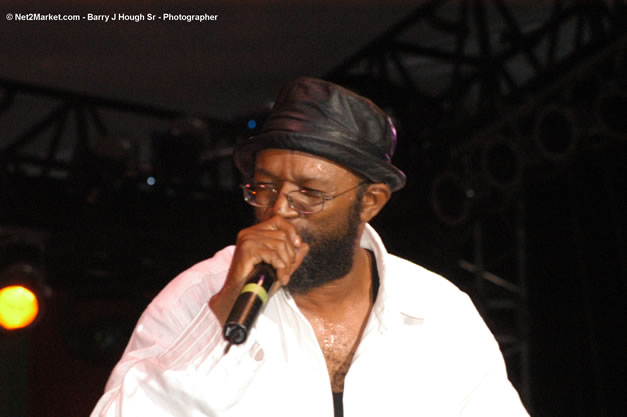 Beres Hammond - Red Stripe Reggae Sumfest 2006 - The Summit - Jamaica's Greatest, The World's Best - Saturday, July 22, 2006 - Montego Bay, Jamaica - Negril Travel Guide, Negril Jamaica WI - http://www.negriltravelguide.com - info@negriltravelguide.com...!