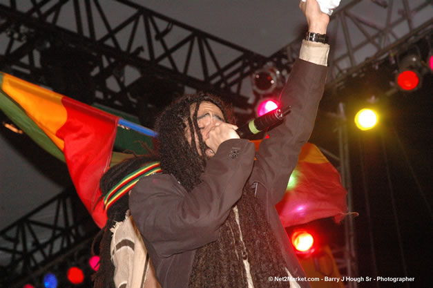 Damian Marley - Red Stripe Reggae Sumfest 2006 - The Summit - Jamaica's Greatest, The World's Best - Saturday, July 22, 2006 - Montego Bay, Jamaica - Negril Travel Guide, Negril Jamaica WI - http://www.negriltravelguide.com - info@negriltravelguide.com...!