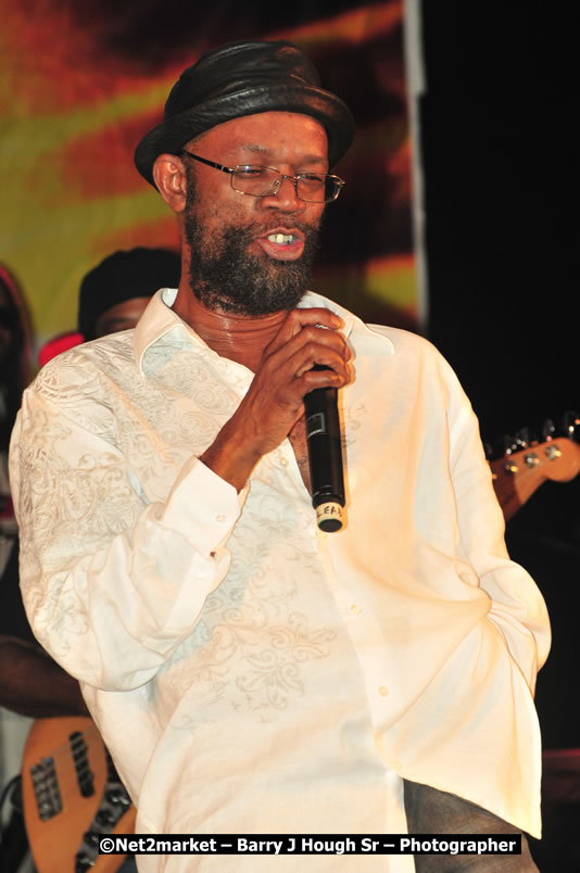 Beres Hammond @ Unite The People An International Reggae Fest, Featuring: Beres Hammond, Coco T, Queen Ifrica, Khalil, Cameal Davis, Iley Dread, Rochelle, Geoffrey Star, Ras Penco, Kool DeLoy, Otis Gayle, J.McKay, Tiney Winey, Venue at Norman Manley Boulevard, Negril, Westmoreland, Jamaica - Saturday, April 4, 2009 - Photographs by Net2Market.com - Barry J. Hough Sr, Photographer/Photojournalist - Negril Travel Guide, Negril Jamaica WI - http://www.negriltravelguide.com - info@negriltravelguide.com...!