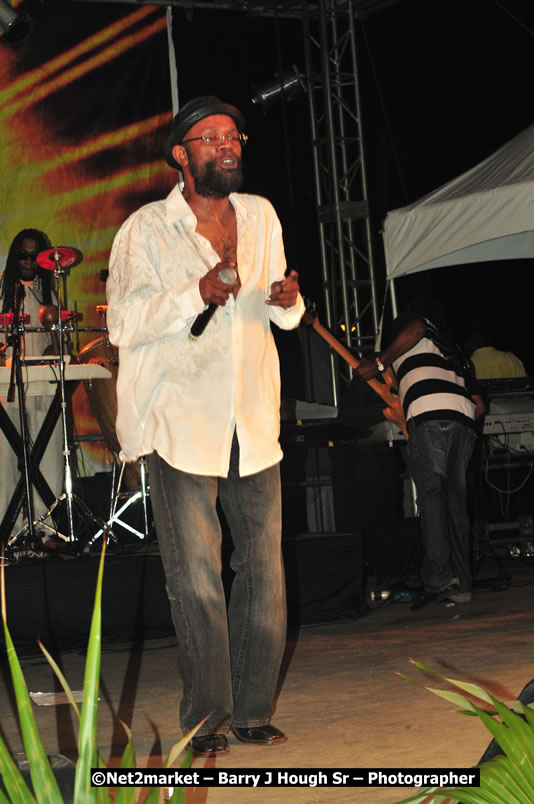 Beres Hammond @ Unite The People An International Reggae Fest, Featuring: Beres Hammond, Coco T, Queen Ifrica, Khalil, Cameal Davis, Iley Dread, Rochelle, Geoffrey Star, Ras Penco, Kool DeLoy, Otis Gayle, J.McKay, Tiney Winey, Venue at Norman Manley Boulevard, Negril, Westmoreland, Jamaica - Saturday, April 4, 2009 - Photographs by Net2Market.com - Barry J. Hough Sr, Photographer/Photojournalist - Negril Travel Guide, Negril Jamaica WI - http://www.negriltravelguide.com - info@negriltravelguide.com...!