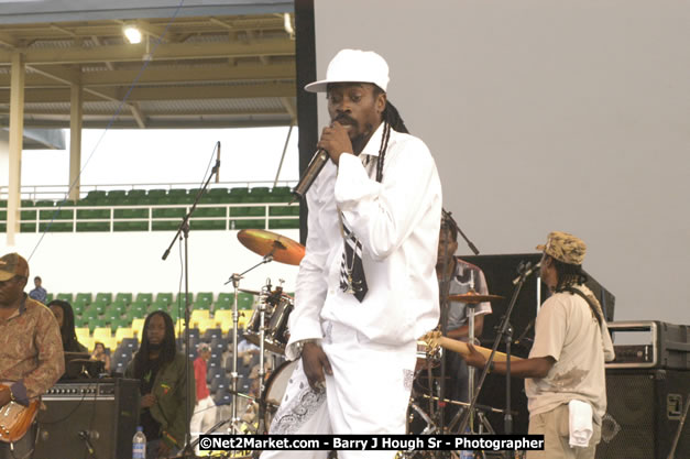 Beenie Man - Cure Fest 2007 - Longing For Concert at Trelawny Multi Purpose Stadium, Trelawny, Jamaica - Sunday, October 14, 2007 - Cure Fest 2007 October 12th-14th, 2007 Presented by Danger Promotions, Iyah Cure Promotions, and Brass Gate Promotions - Alison Young, Publicist - Photographs by Net2Market.com - Barry J. Hough Sr, Photographer - Negril Travel Guide, Negril Jamaica WI - http://www.negriltravelguide.com - info@negriltravelguide.com...!