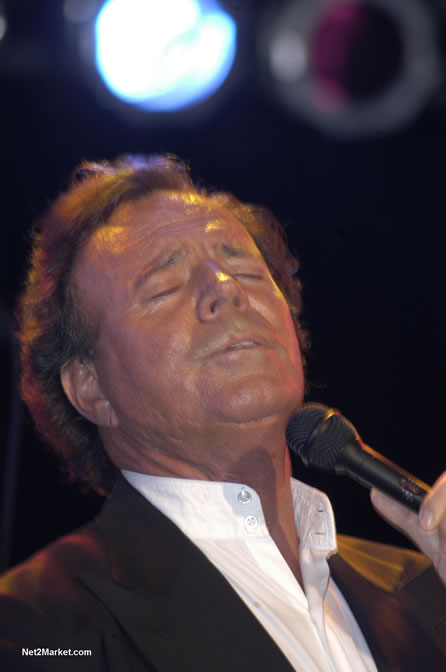 Julio Iglesias - Air Jamaica Jazz & Blues 2005 - The Art Of Music - Cinnamon Hill Golf Course, Rose Hall, Montego Bay - Negril Travel Guide, Negril Jamaica WI - http://www.negriltravelguide.com - info@negriltravelguide.com...!