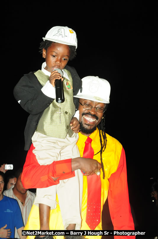 Beenie Man - Live in Concert, plus Hiyah Grade Band @ The Sunset Show @ Negril Escape Resort and Spa, Tuesday, February 3, 2009 - Live Reggae Music at Negril Escape - Tuesday Nights 6:00PM to 10:00 PM - One Love Drive, West End, Negril, Westmoreland, Jamaica W.I. - Photographs by Net2Market.com - Barry J. Hough Sr, Photographer/Photojournalist - The Negril Travel Guide - Negril's and Jamaica's Number One Concert Photography Web Site with over 40,000 Jamaican Concert photographs Published -  Negril Travel Guide, Negril Jamaica WI - http://www.negriltravelguide.com - info@negriltravelguide.com...!