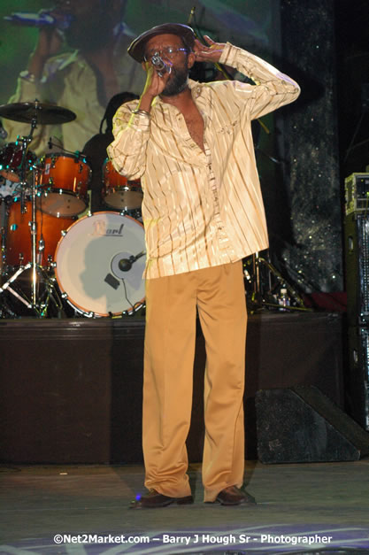 Beres Hammond - Red Stripe Reggae Sumfest 2007 - Zenith - Saturday, July 21, 2007 - Catherine Hall, Montego Bay, St James, Jamaica W.I. - Negril Travel Guide, Negril Jamaica WI - http://www.negriltravelguide.com - info@negriltravelguide.com...!