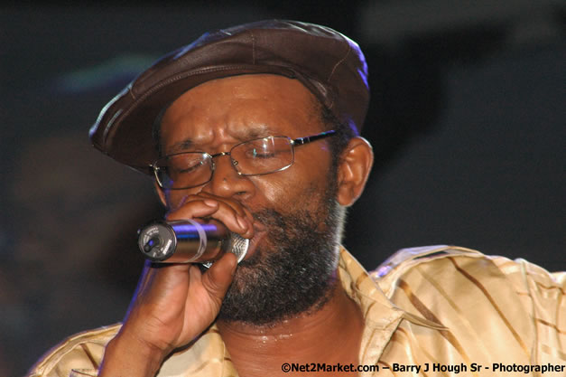 Beres Hammond - Red Stripe Reggae Sumfest 2007 - Zenith - Saturday, July 21, 2007 - Catherine Hall, Montego Bay, St James, Jamaica W.I. - Negril Travel Guide, Negril Jamaica WI - http://www.negriltravelguide.com - info@negriltravelguide.com...!