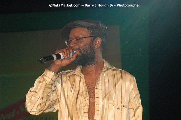 Beres Hammond - Red Stripe Reggae Sumfest 2007 - Zenith - Saturday, July 21, 2007 - Catherine Hall, Montego Bay, St James, Jamaica W.I. - Negril Travel Guide, Negril Jamaica WI - http://www.negriltravelguide.com - info@negriltravelguide.com...!