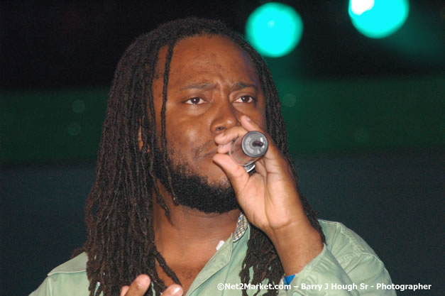 Dwayne Stephenson - Red Stripe Reggae Sumfest 2007 - Zenith - Saturday, July 21, 2007 - Catherine Hall, Montego Bay, St James, Jamaica W.I. - Negril Travel Guide, Negril Jamaica WI - http://www.negriltravelguide.com - info@negriltravelguide.com...!