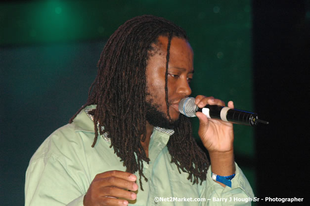 Dwayne Stephenson - Red Stripe Reggae Sumfest 2007 - Zenith - Saturday, July 21, 2007 - Catherine Hall, Montego Bay, St James, Jamaica W.I. - Negril Travel Guide, Negril Jamaica WI - http://www.negriltravelguide.com - info@negriltravelguide.com...!