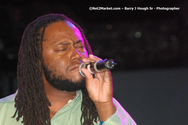 Dwayne Stephenson - Red Stripe Reggae Sumfest 2007 - Zenith - Saturday, July 21, 2007 - Catherine Hall, Montego Bay, St James, Jamaica W.I. - Negril Travel Guide, Negril Jamaica WI - http://www.negriltravelguide.com - info@negriltravelguide.com...!