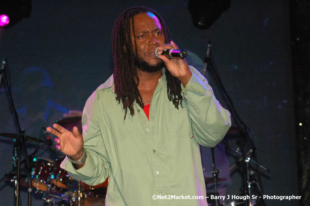 Dwayne Stephenson - Red Stripe Reggae Sumfest 2007 - Zenith - Saturday, July 21, 2007 - Catherine Hall, Montego Bay, St James, Jamaica W.I. - Negril Travel Guide, Negril Jamaica WI - http://www.negriltravelguide.com - info@negriltravelguide.com...!