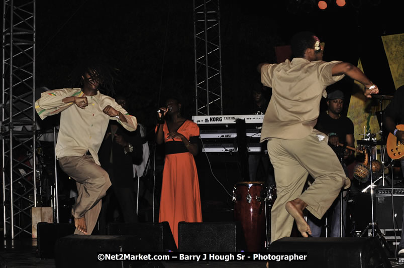 Etana @ Red Stripe Reggae Sumfest 2008 International Night 2, Catherine Hall, Montego Bay - Saturday, July 19, 2008 - Reggae Sumfest 2008 July 13 - July 19, 2008 - Photographs by Net2Market.com - Barry J. Hough Sr. Photojournalist/Photograper - Photographs taken with a Nikon D300 - Negril Travel Guide, Negril Jamaica WI - http://www.negriltravelguide.com - info@negriltravelguide.com...!