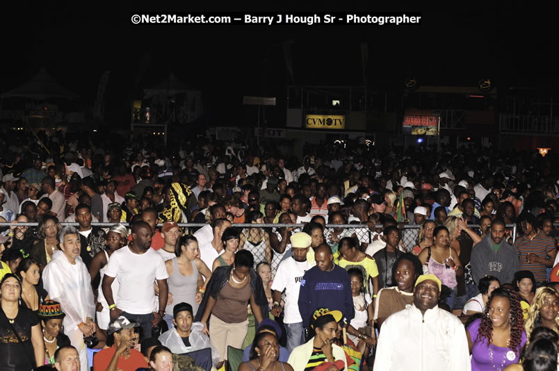 T - Pain @ Red Stripe Reggae Sumfest 2008 International Night 2, Catherine Hall, Montego Bay - Saturday, July 19, 2008 - Reggae Sumfest 2008 July 13 - July 19, 2008 - Photographs by Net2Market.com - Barry J. Hough Sr. Photojournalist/Photograper - Photographs taken with a Nikon D300 - Negril Travel Guide, Negril Jamaica WI - http://www.negriltravelguide.com - info@negriltravelguide.com...!