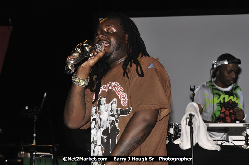 T - Pain @ Red Stripe Reggae Sumfest 2008 International Night 2, Catherine Hall, Montego Bay - Saturday, July 19, 2008 - Reggae Sumfest 2008 July 13 - July 19, 2008 - Photographs by Net2Market.com - Barry J. Hough Sr. Photojournalist/Photograper - Photographs taken with a Nikon D300 - Negril Travel Guide, Negril Jamaica WI - http://www.negriltravelguide.com - info@negriltravelguide.com...!