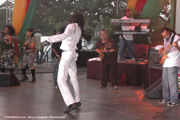 Buju Banton - Red Stripe Reggae Sumfest 2006 - The Summit - Jamaica's Greatest, The World's Best - Saturday, July 22, 2006 - Montego Bay, Jamaica - Negril Travel Guide, Negril Jamaica WI - http://www.negriltravelguide.com - info@negriltravelguide.com...!