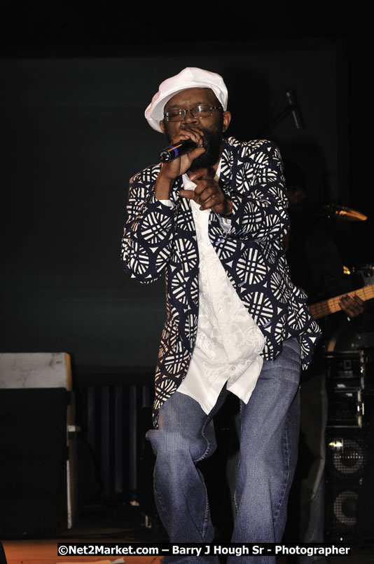 Beres Hammond @ Reggae Sumfest 2008 International Night 2, Catherine Hall, Montego Bay - Saturday, July 19, 2008 - Reggae Sumfest 2008 July 13 - July 19, 2008 - Photographs by Net2Market.com - Barry J. Hough Sr. Photojournalist/Photograper - Photographs taken with a Nikon D300 - Negril Travel Guide, Negril Jamaica WI - http://www.negriltravelguide.com - info@negriltravelguide.com...!