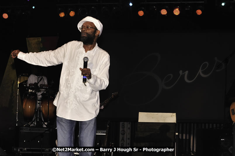 Beres Hammond @ Reggae Sumfest 2008 International Night 2, Catherine Hall, Montego Bay - Saturday, July 19, 2008 - Reggae Sumfest 2008 July 13 - July 19, 2008 - Photographs by Net2Market.com - Barry J. Hough Sr. Photojournalist/Photograper - Photographs taken with a Nikon D300 - Negril Travel Guide, Negril Jamaica WI - http://www.negriltravelguide.com - info@negriltravelguide.com...!