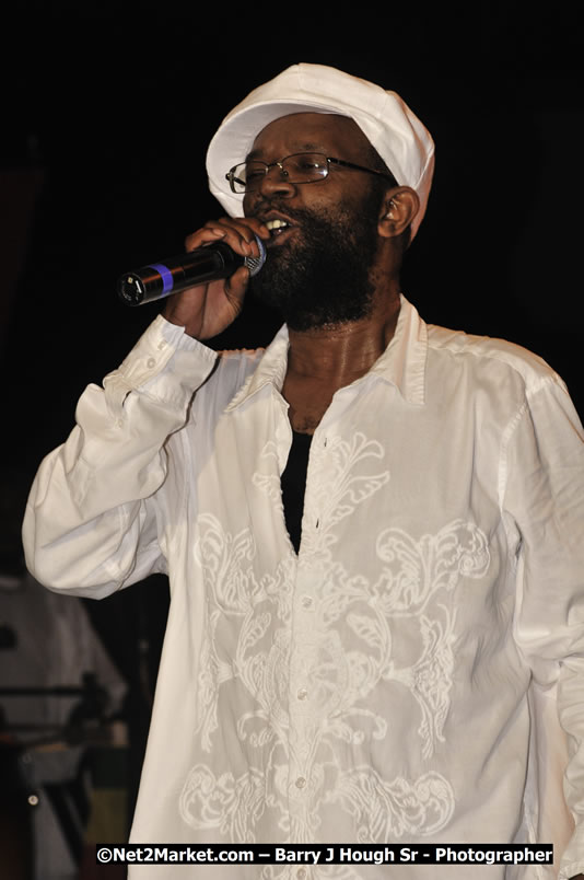 Beres Hammond @ Reggae Sumfest 2008 International Night 2, Catherine Hall, Montego Bay - Saturday, July 19, 2008 - Reggae Sumfest 2008 July 13 - July 19, 2008 - Photographs by Net2Market.com - Barry J. Hough Sr. Photojournalist/Photograper - Photographs taken with a Nikon D300 - Negril Travel Guide, Negril Jamaica WI - http://www.negriltravelguide.com - info@negriltravelguide.com...!