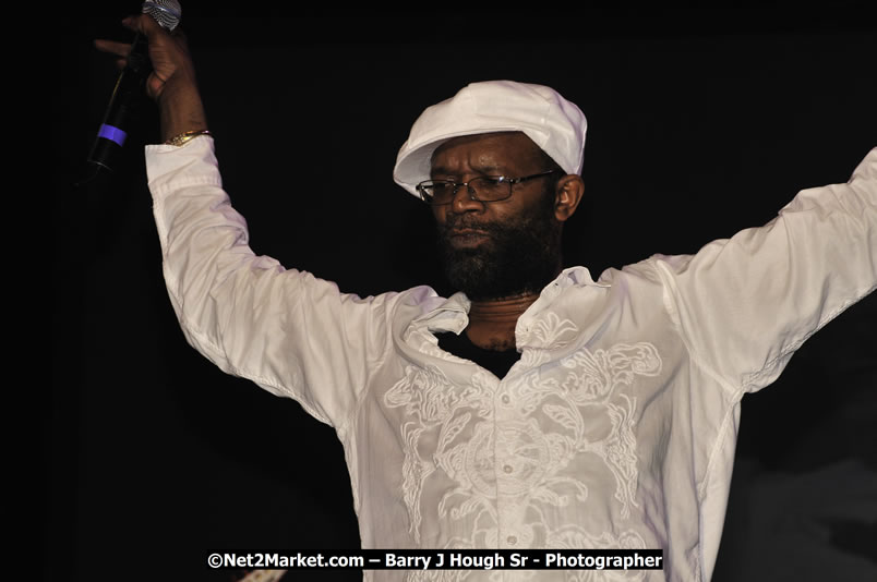 Beres Hammond @ Reggae Sumfest 2008 International Night 2, Catherine Hall, Montego Bay - Saturday, July 19, 2008 - Reggae Sumfest 2008 July 13 - July 19, 2008 - Photographs by Net2Market.com - Barry J. Hough Sr. Photojournalist/Photograper - Photographs taken with a Nikon D300 - Negril Travel Guide, Negril Jamaica WI - http://www.negriltravelguide.com - info@negriltravelguide.com...!