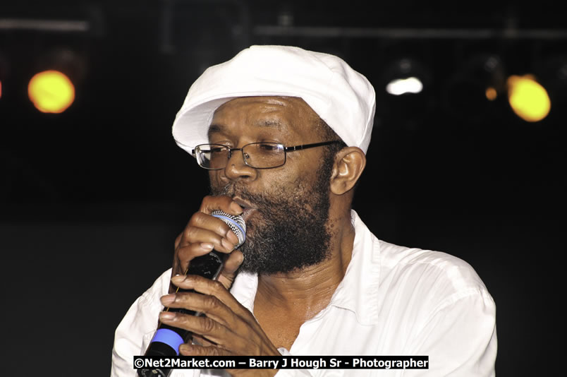 Beres Hammond @ Reggae Sumfest 2008 International Night 2, Catherine Hall, Montego Bay - Saturday, July 19, 2008 - Reggae Sumfest 2008 July 13 - July 19, 2008 - Photographs by Net2Market.com - Barry J. Hough Sr. Photojournalist/Photograper - Photographs taken with a Nikon D300 - Negril Travel Guide, Negril Jamaica WI - http://www.negriltravelguide.com - info@negriltravelguide.com...!