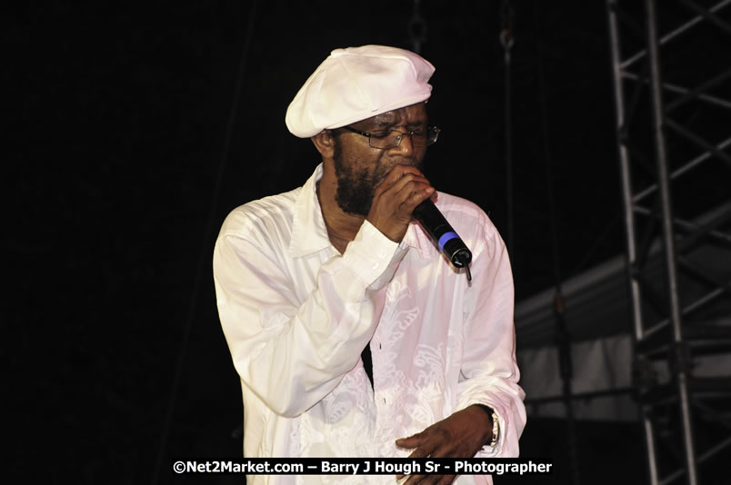 Beres Hammond @ Reggae Sumfest 2008 International Night 2, Catherine Hall, Montego Bay - Saturday, July 19, 2008 - Reggae Sumfest 2008 July 13 - July 19, 2008 - Photographs by Net2Market.com - Barry J. Hough Sr. Photojournalist/Photograper - Photographs taken with a Nikon D300 - Negril Travel Guide, Negril Jamaica WI - http://www.negriltravelguide.com - info@negriltravelguide.com...!