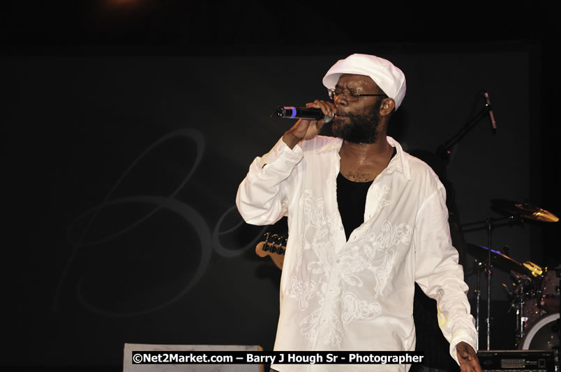 Beres Hammond @ Reggae Sumfest 2008 International Night 2, Catherine Hall, Montego Bay - Saturday, July 19, 2008 - Reggae Sumfest 2008 July 13 - July 19, 2008 - Photographs by Net2Market.com - Barry J. Hough Sr. Photojournalist/Photograper - Photographs taken with a Nikon D300 - Negril Travel Guide, Negril Jamaica WI - http://www.negriltravelguide.com - info@negriltravelguide.com...!