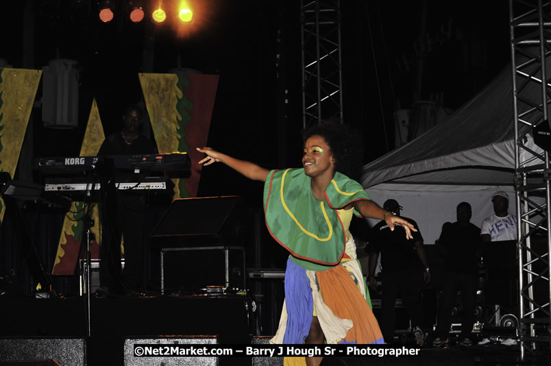 Etana @ Reggae Sumfest 2008 International Night 2, Catherine Hall, Montego Bay - Saturday, July 19, 2008 - Reggae Sumfest 2008 July 13 - July 19, 2008 - Photographs by Net2Market.com - Barry J. Hough Sr. Photojournalist/Photograper - Photographs taken with a Nikon D300 - Negril Travel Guide, Negril Jamaica WI - http://www.negriltravelguide.com - info@negriltravelguide.com...!